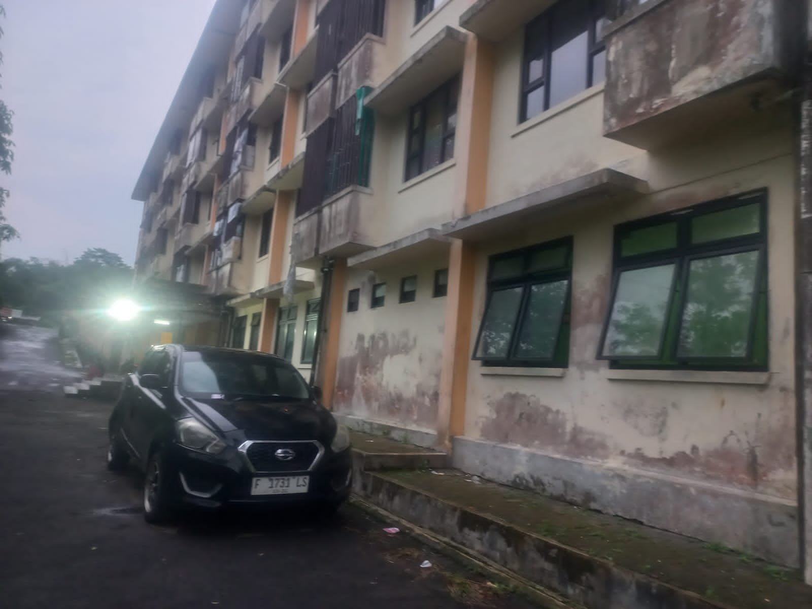 DIDUGA 2 RUSUNAWA JALUR dan Cipanengah Hunian Rakyat Jadi "Sarang" Mobil Mewah, DPC JWI Sukabumi Raya Bongkar Borok Pengelolaan! 1 WhatsApp Image 2026 04 24 at 6.26.15 PM