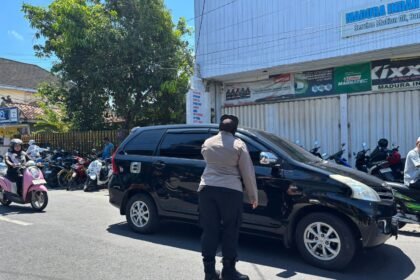 Tengah Terik, Polwan Sumenep Tetap Tegakkan Pelayanan Prima 10 WhatsApp Image 2026 04 24 at 7.13.12 PM