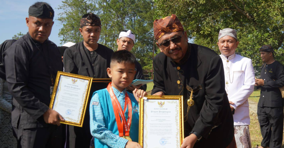 PEMKAB BERIKAN BEASISWA DI MOMENTUM HARDIKNAS, BUPATI SUKABUMI: WUJUDKAN SDM UNGGUL DAN BERDAYA SAING 1 Screenshot 2026 05 04 115533