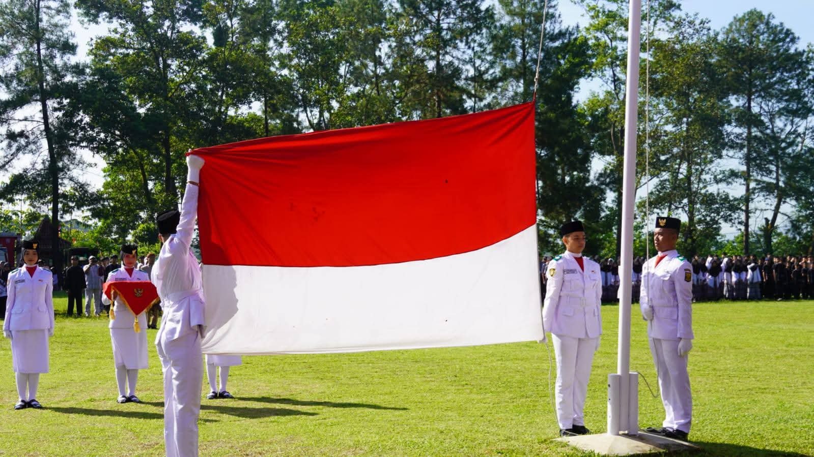 Pemkab Sukabumi Salurkan Beasiswa Hafiz Alquran di Hardiknas 2026, Dorong Peningkatan SDM 1 WhatsApp Image 2026 05 02 at 4.57.04 PM