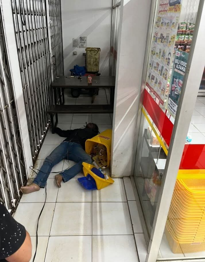 Pria Asal Jampangkulon Ditemukan Meninggal di Dalam Alfamart Kalibunder, Polisi Lakukan Penanganan Sesuai Prosedur 1 WhatsApp Image 2026 05 08 at 13.07.25