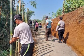 Wujud Nyata Kepedulian Lingkungan, Kapolsek Kebonpedes Pimpin Kerja Bakti Perbaikan Akses Jembatan Gantung Jantake 3 WhatsApp Image 2026 06 12 at 4.57.56 PM