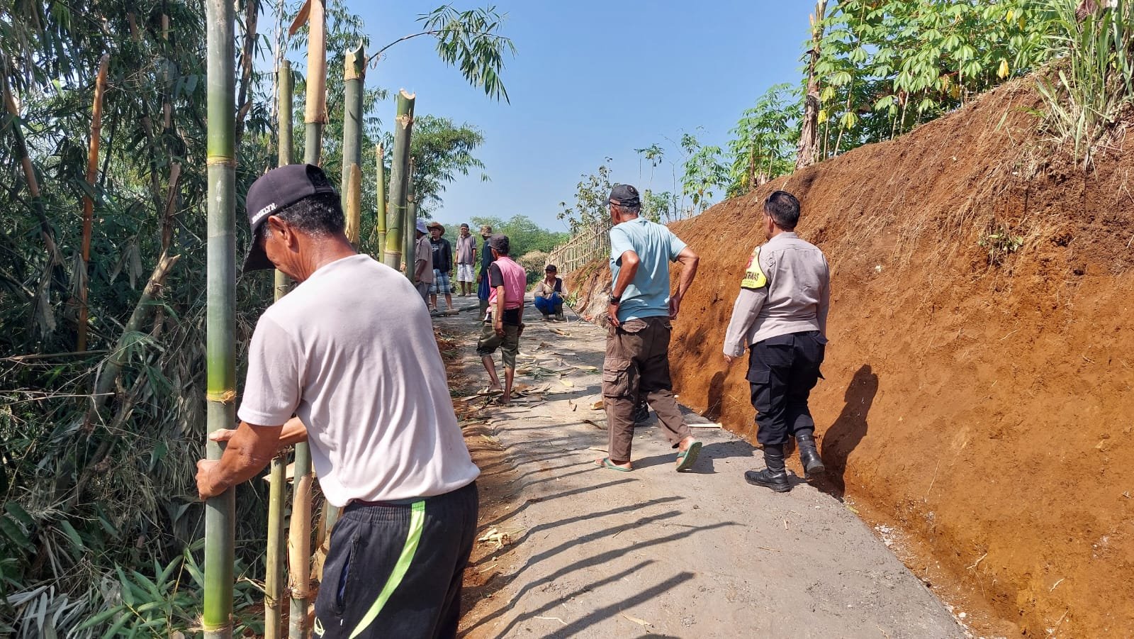 Wujud Nyata Kepedulian Lingkungan, Kapolsek Kebonpedes Pimpin Kerja Bakti Perbaikan Akses Jembatan Gantung Jantake 1 WhatsApp Image 2026 06 12 at 4.57.56 PM