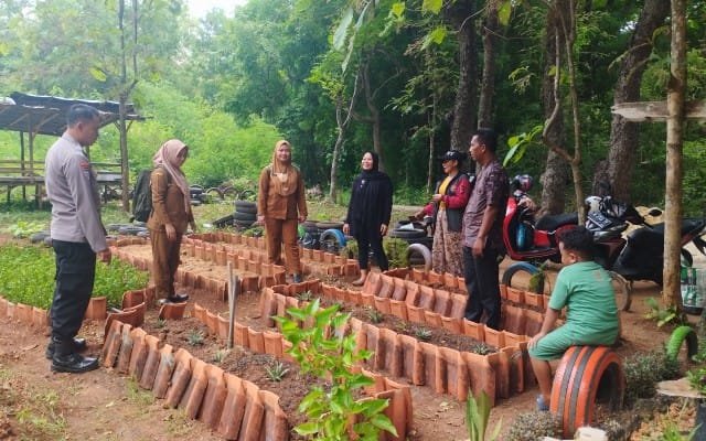 POLSEK KALIANGET DUKUNG KETAHANAN PANGAN MELALUI PENGECEKAN TANAMAN SAYURAN DI DESA KALIANGET TIMUR 1 WhatsApp Image 2026 06 14 at 9.37.31 AM
